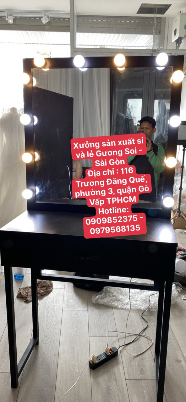 Bàn trang điểm gắn đèn led