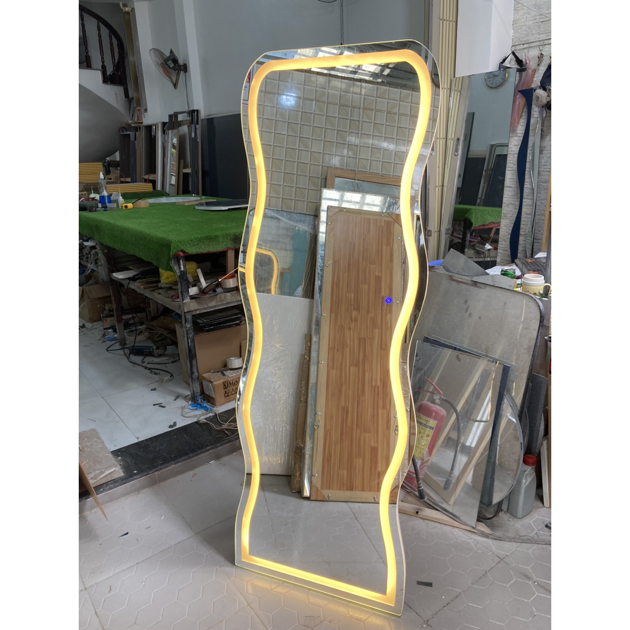 Gương soi toàn thân viền lượn sóng đèn LED âm kính cảm ứng cao cấp