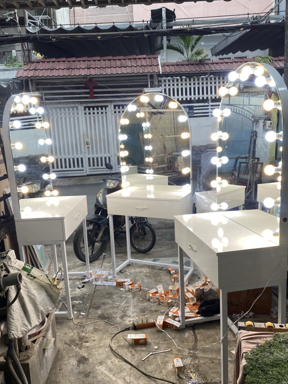 Bàn Trang Điểm Gắn Đèn LED Chân Sắt Sơn Tĩnh Điện MDF (80cm)