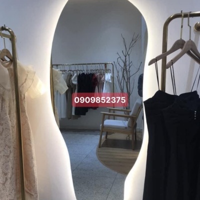 Gương soi toàn thân dáng tự do hạt đậu đèn LED hắt sau cao cấp